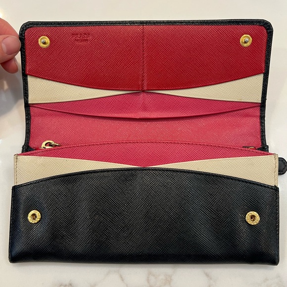 Prada Black Saffiano Wallet with Gold Emblem - Picture 4 of 4